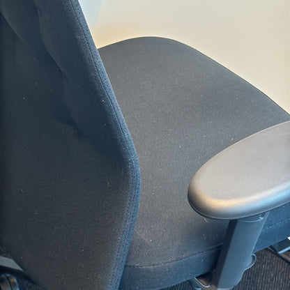 ID Trim kontorstol fra Vitra i svart, justerbare armlener