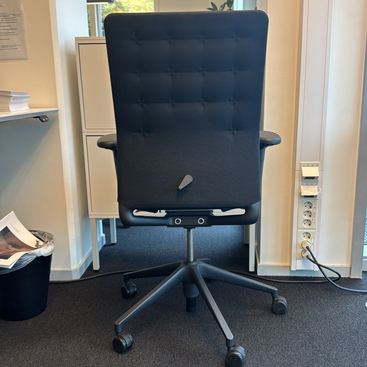 ID Trim kontorstol fra Vitra i svart, justerbare armlener