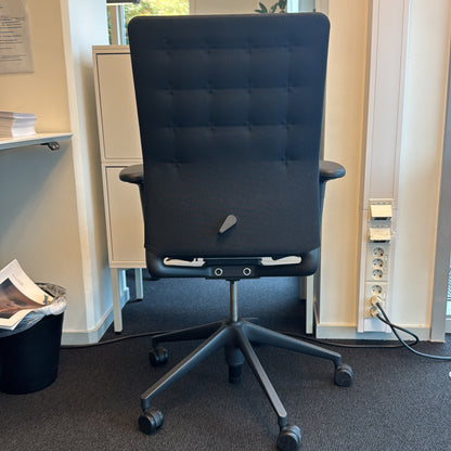 ID Trim kontorstol fra Vitra i svart, justerbare armlener