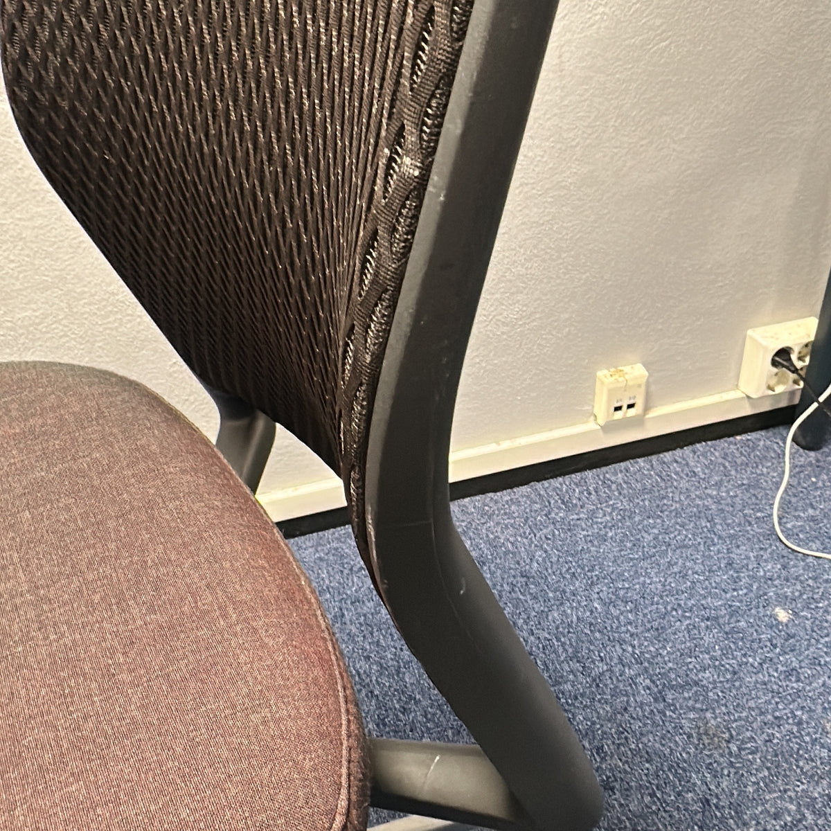 ID Trim kontorstol fra Vitra i brun, nettrygg