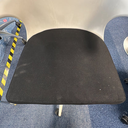 Spoon Chair møtestol fra Kartell i hvit