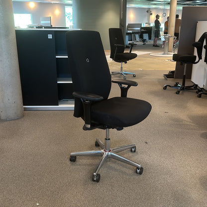 XO kontorstol fra SAVO i svart