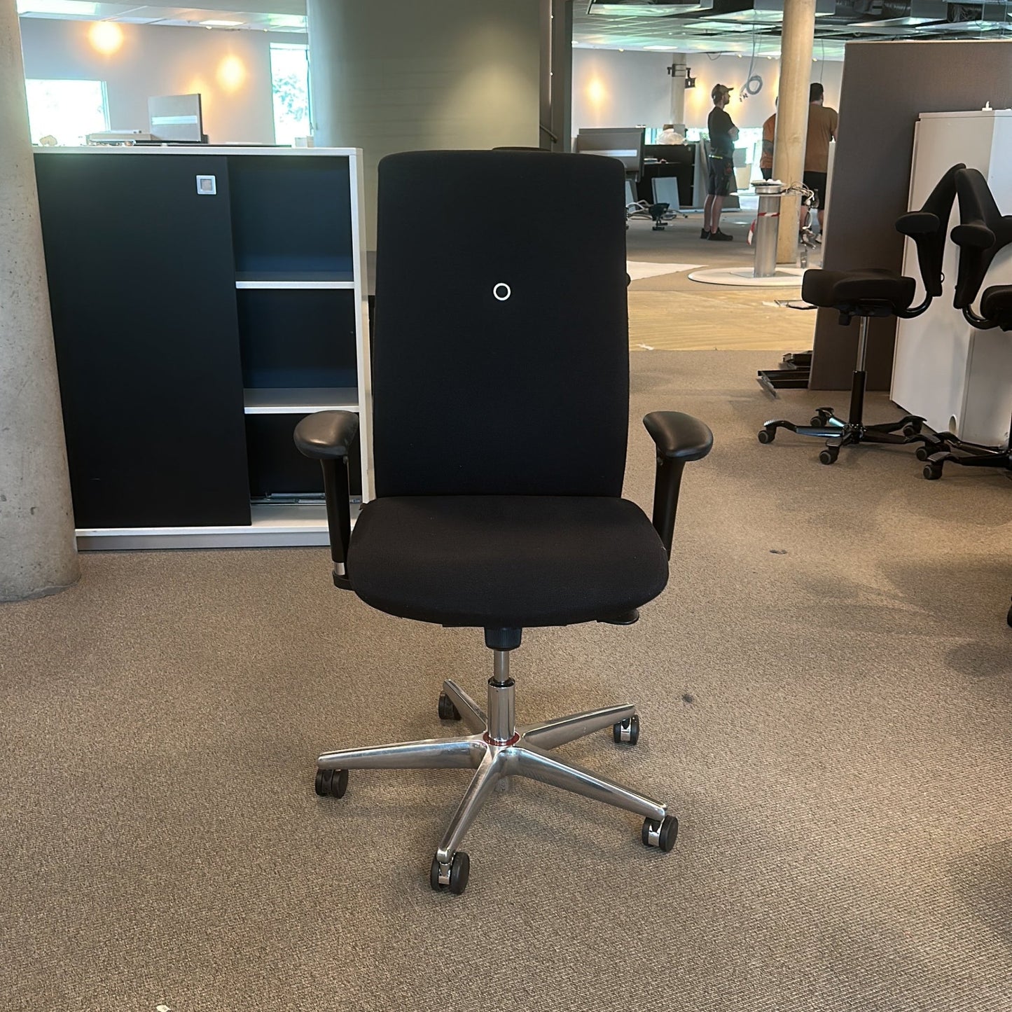 XO kontorstol fra SAVO i svart