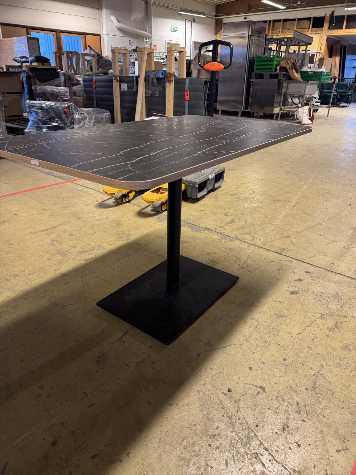 (120x70) spisebord i svart, marmorert bordplate