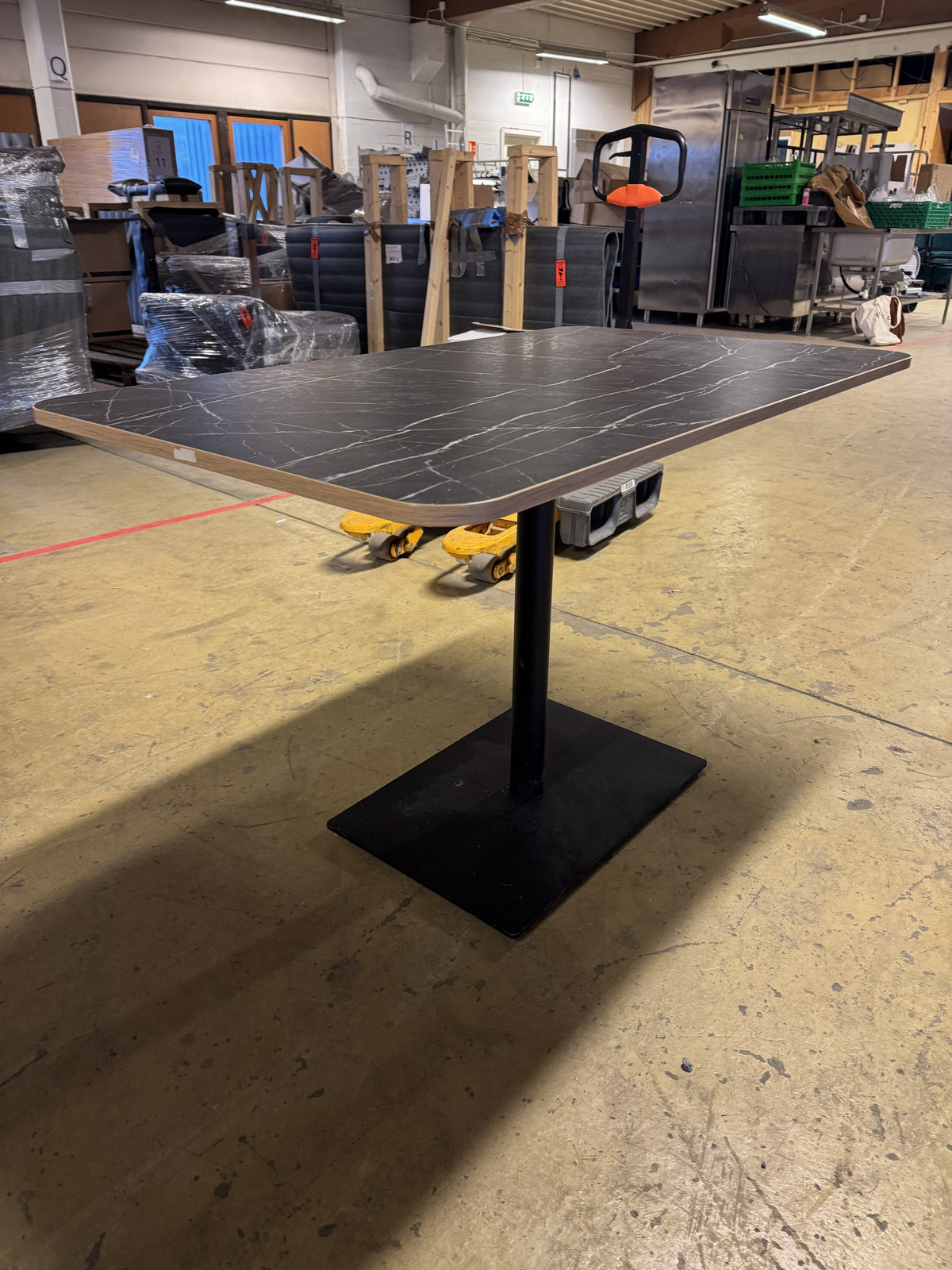(120x70) spisebord i svart, marmorert bordplate