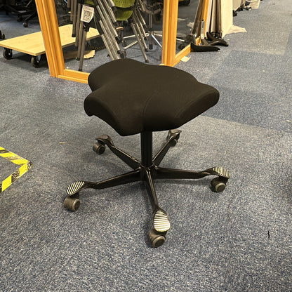 Capisco 8107 sadelstol fra HÅG i svart