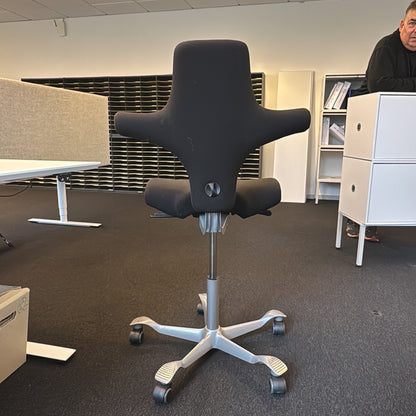 Capisco 8106 sadelstol fra HÅG i svart