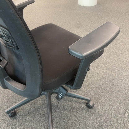 Kontorstol fra H2210N i svart mesh