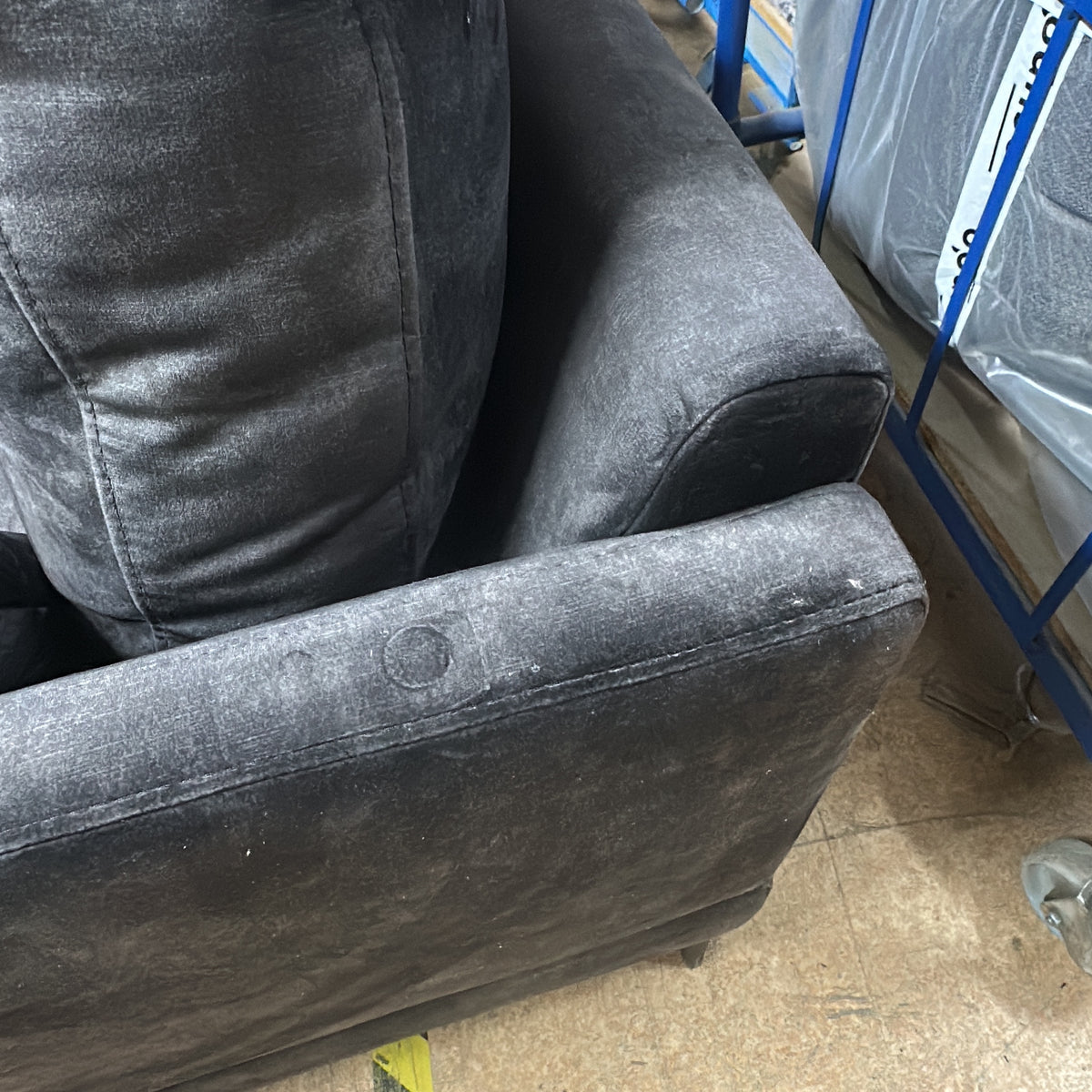 Andorra Sofa Gabby Sofa fra ARTWOOD i mørk grå, velur