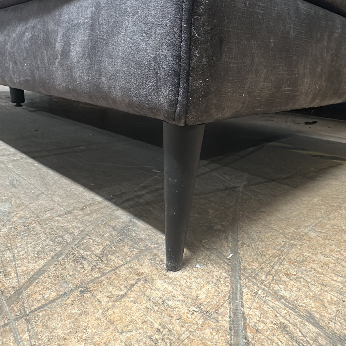 Andorra Sofa Gabby Sofa fra ARTWOOD i mørk grå, velur