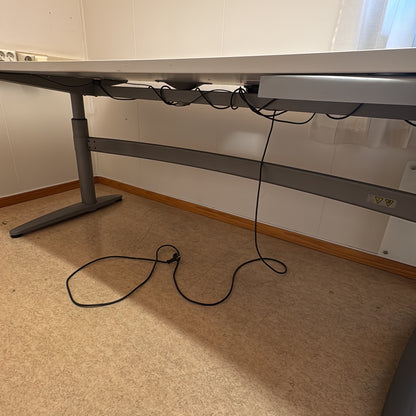 (200x90) EFG skrivebord i lys grå, buet bordplate