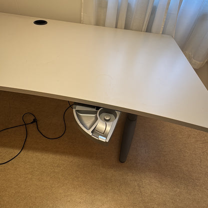 (200x90) EFG skrivebord i lys grå, buet bordplate