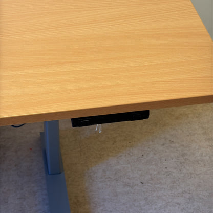 (200x100) skrivebord i bøk, ergonomisk utskjæring