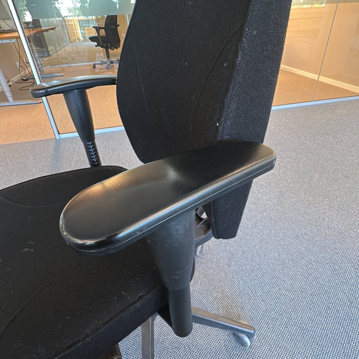 Magna kontorstol fra Svenheim i svart
