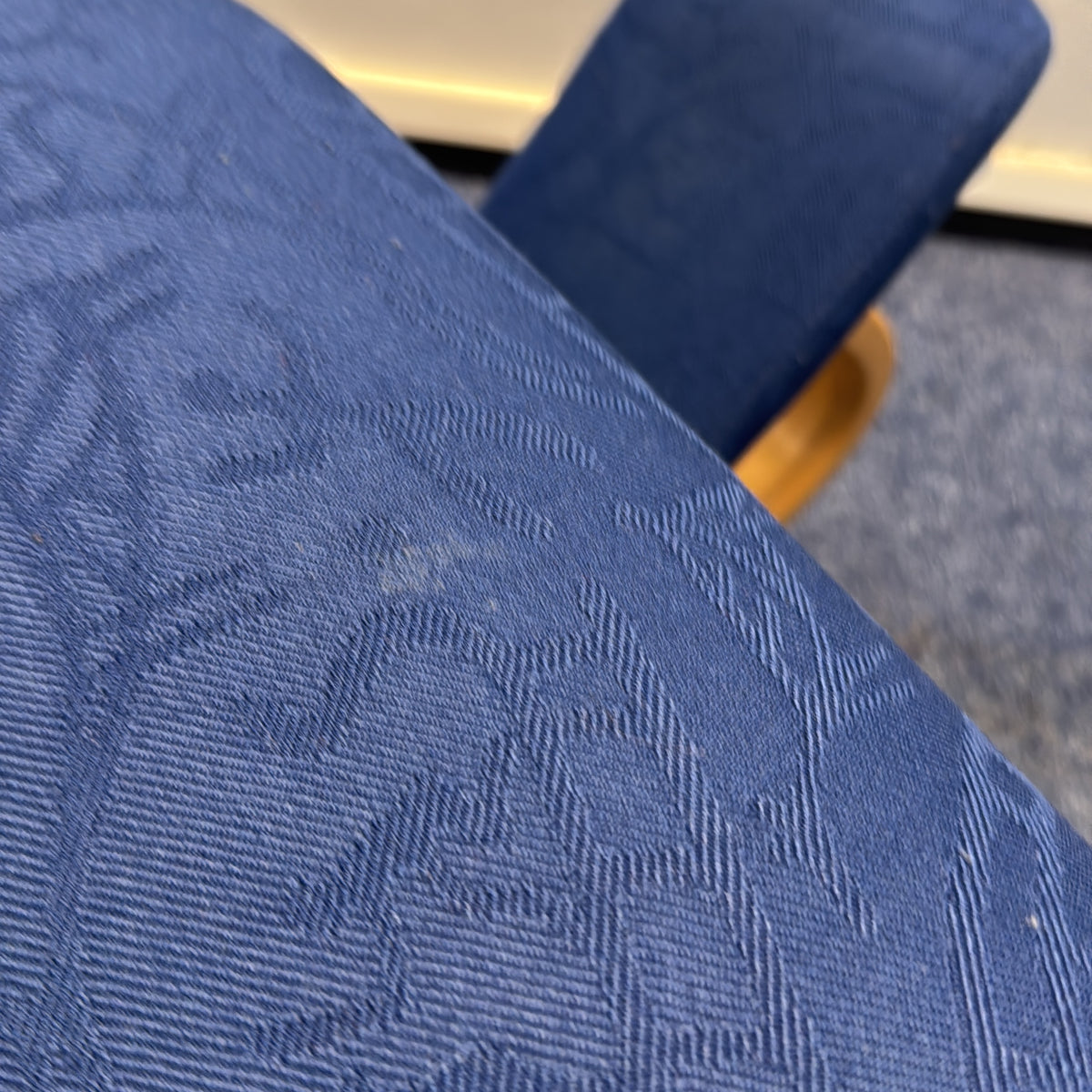 Thatsit balansestol fra Varier i blå, med rygglene