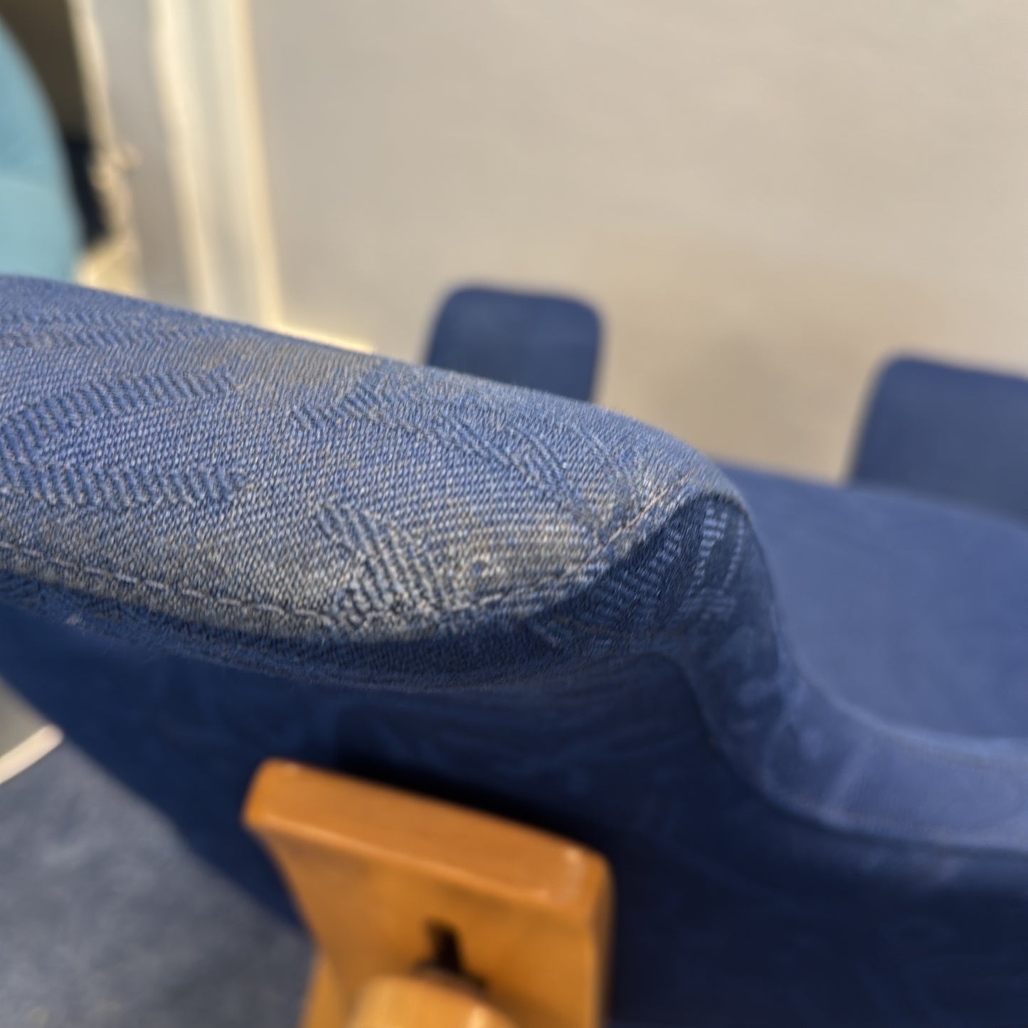 Thatsit balansestol fra Varier i blå, med rygglene
