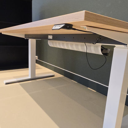 (140x80) Kinnarps Series P hev/senk-bord i eik
