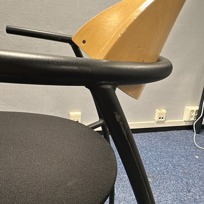 Konferansestol fra EFG i svart, armlener og rygg i bjørk