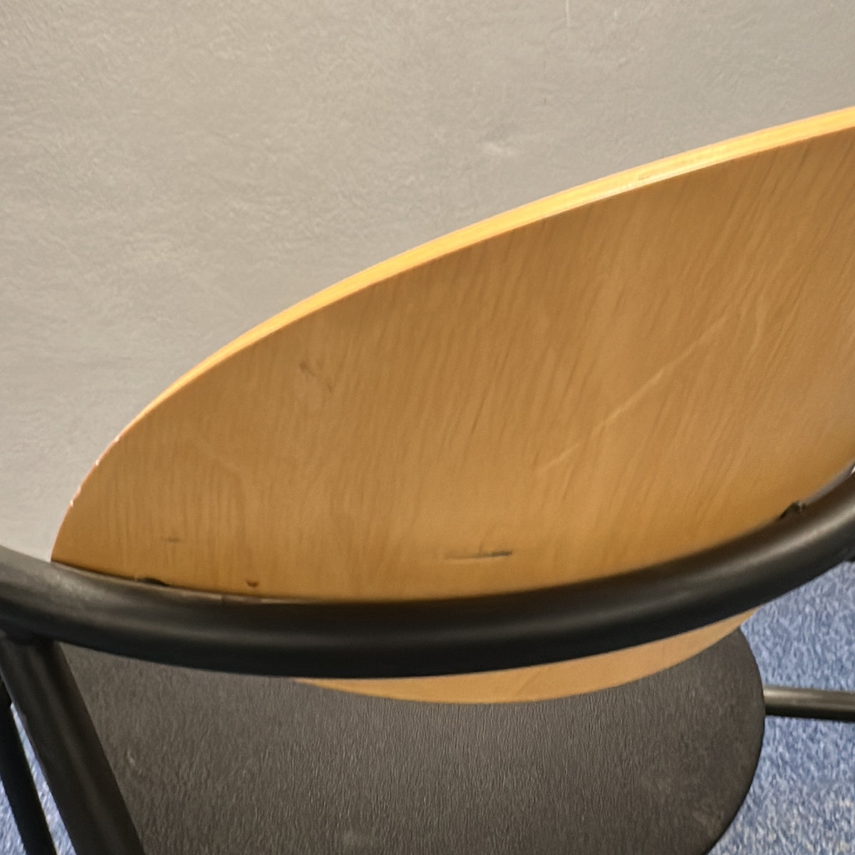 Konferansestol fra EFG i svart, armlener og rygg i bjørk