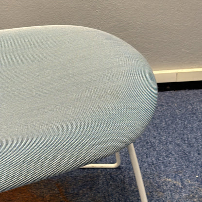 3D møtestol fra Gubi i lys blå