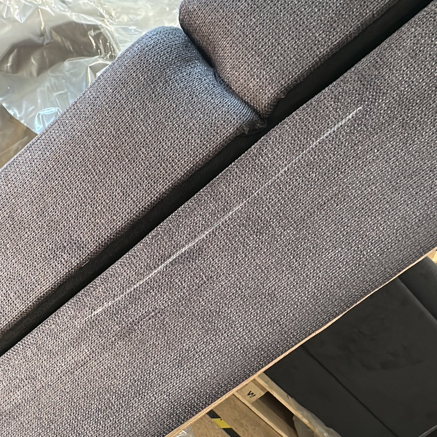 Fakta Sovesofa fra A-Møbler i grå, sjeselong høyre med oppbevaring