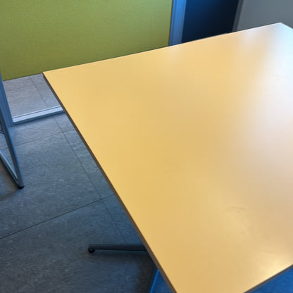 (120x100) møteromsbord i gul, søylefot