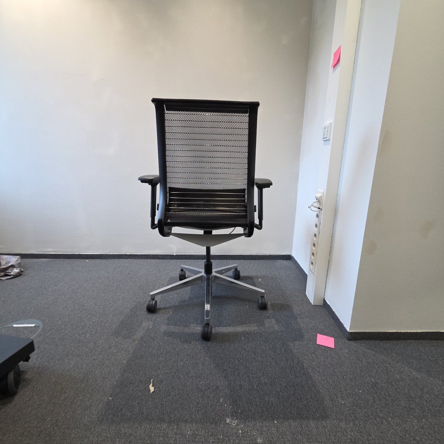 Think kontorstol fra Steelcase i svart