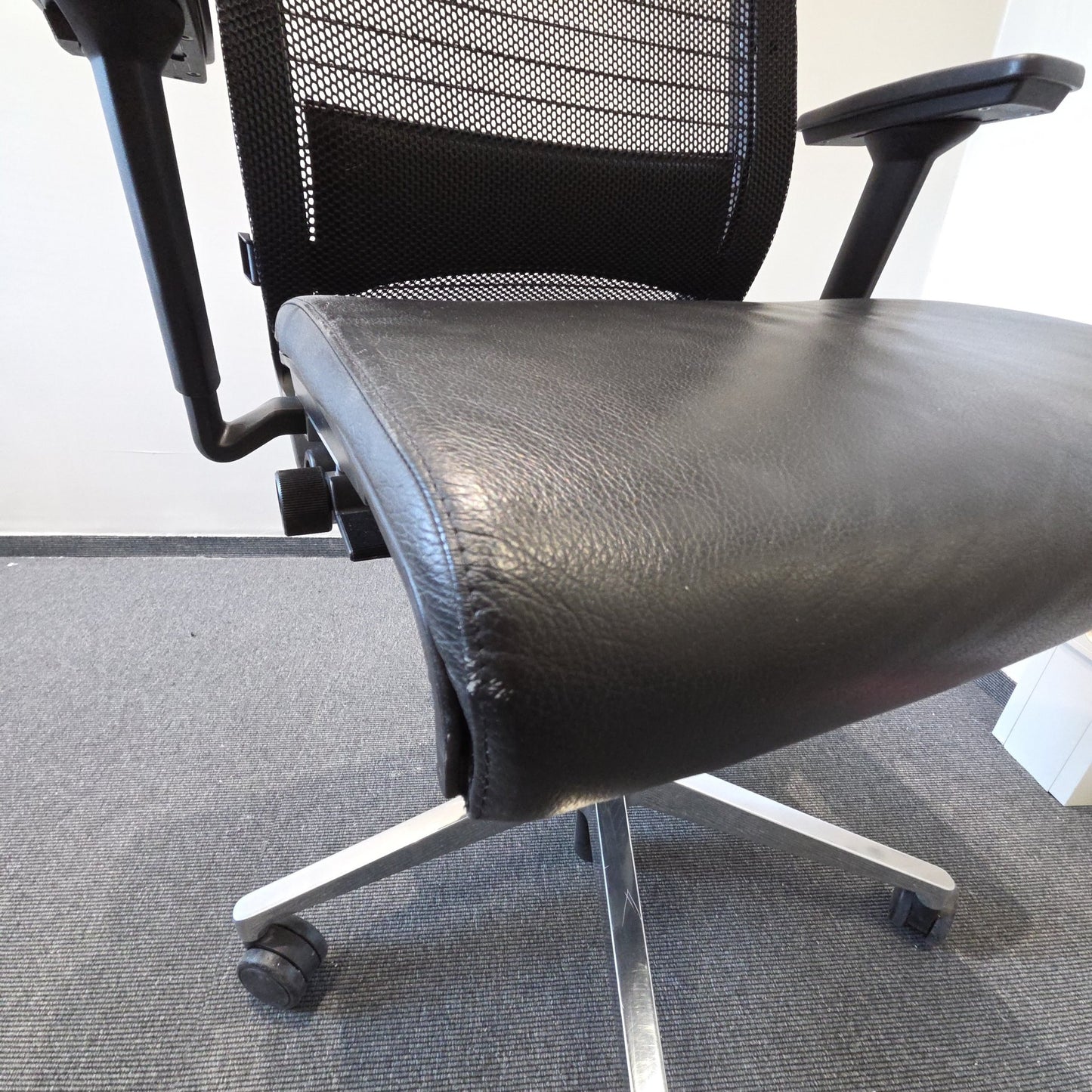 Think kontorstol fra Steelcase i svart