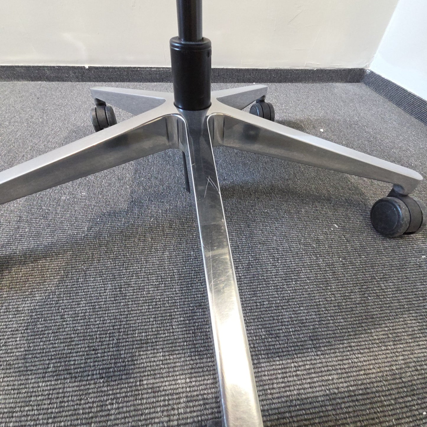Think kontorstol fra Steelcase i svart