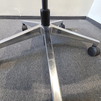 Think kontorstol fra Steelcase i svart