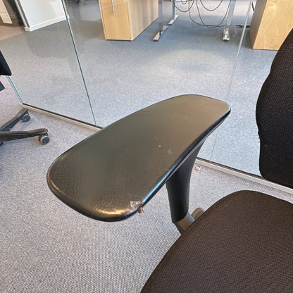 Synchrone 8000 kontorstol fra Kinnarps i svart