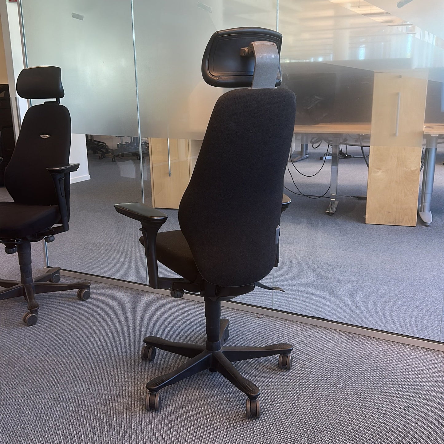 Synchrone 8000 kontorstol fra Kinnarps i svart