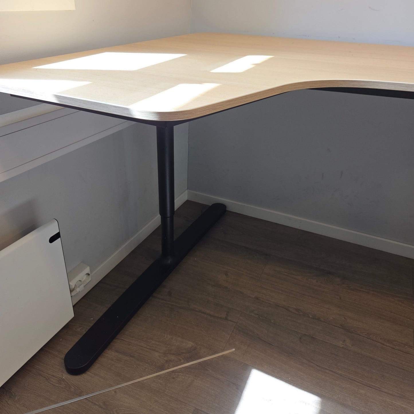 (160x110) IKEA skrivebord i lyst tre
