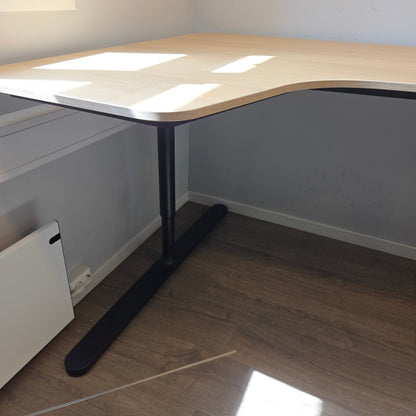 (160x110) IKEA skrivebord i lyst tre