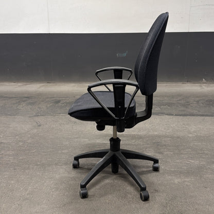 Synchrone 8000 kontorstol fra Kinnarps i lilla