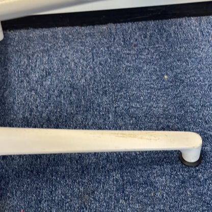 Stick møtestol fra ICF i hvit