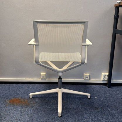 Stick møtestol fra ICF i hvit