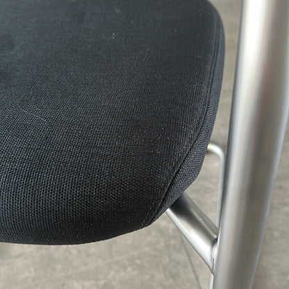 Visavis møtestol fra Vitra i mørk blå
