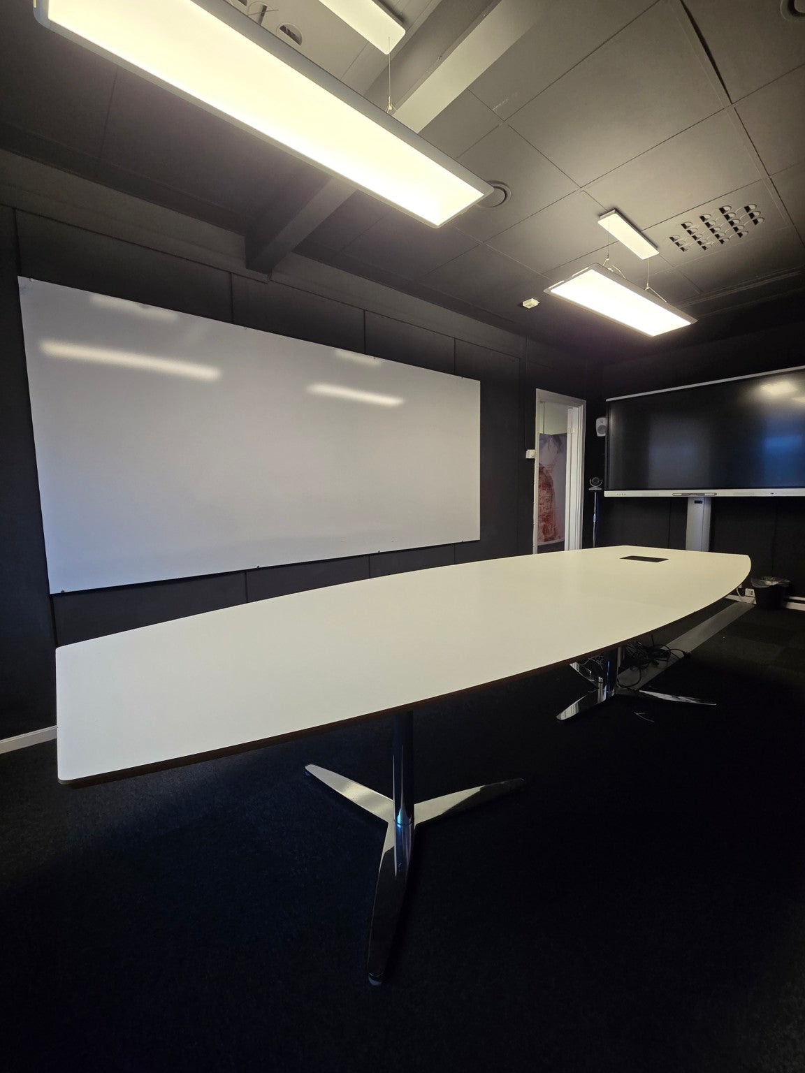 (320x120) konferansebord i hvit, innfelt strømuttak med USB