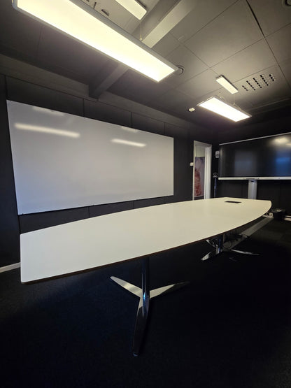(320x120) konferansebord i hvit, innfelt strømuttak med USB
