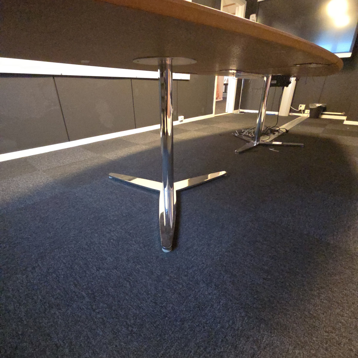 (320x120) konferansebord i hvit, innfelt strømuttak med USB