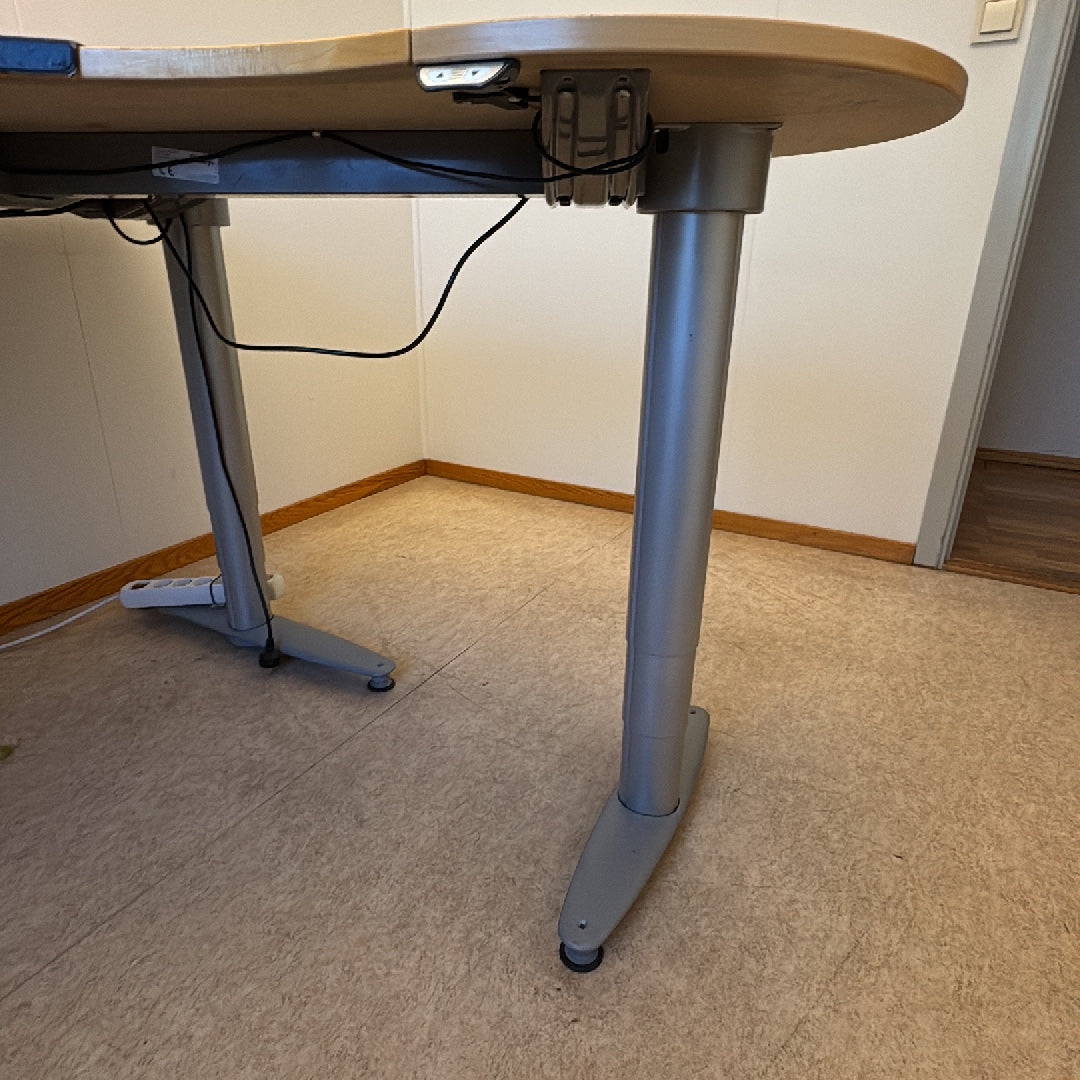 (210x130) EFG hjørneskrivebord i grå