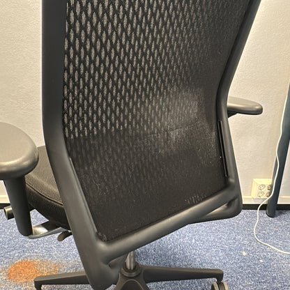 ID Mesh kontorstol fra Vitra i svart, nettrygg med armlener