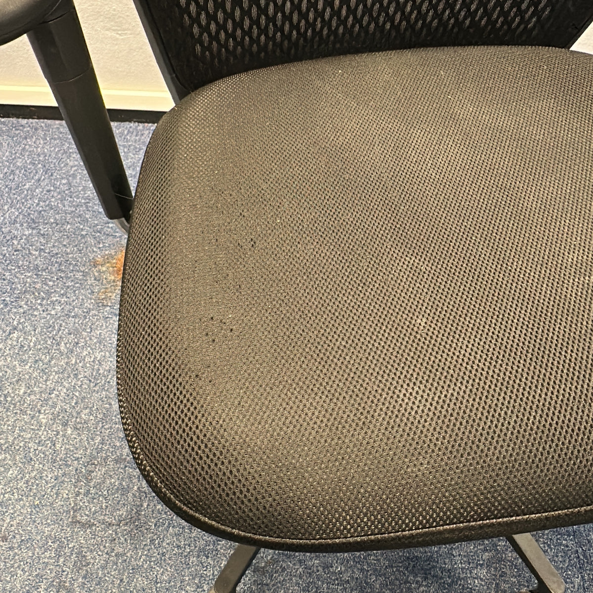 ID Mesh kontorstol fra Vitra i svart, nettrygg med armlener