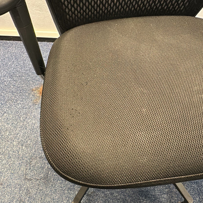 ID Mesh kontorstol fra Vitra i svart, nettrygg med armlener