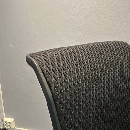 ID Mesh kontorstol fra Vitra i svart, nettrygg med armlener