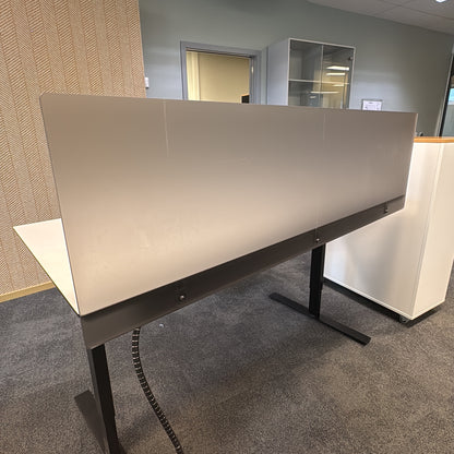 (160x47) bordskjerm i lys grå