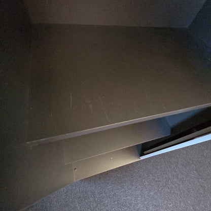 (116x42x117) skyvedørskap i mørk grå, 3 hylleplan, med lås