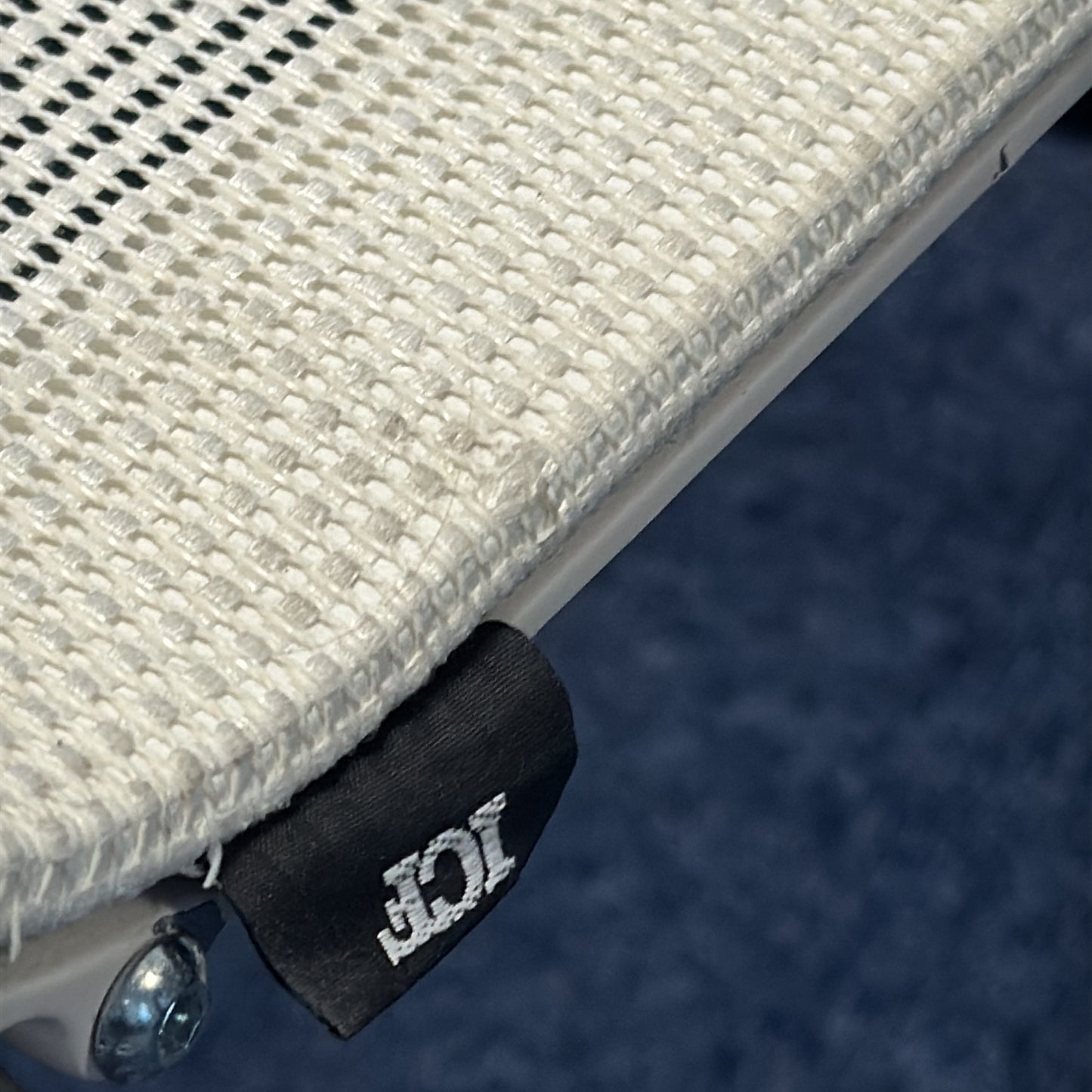 ICF Stick Loungestol i hvit, mesh-stoff, sledebein i krom