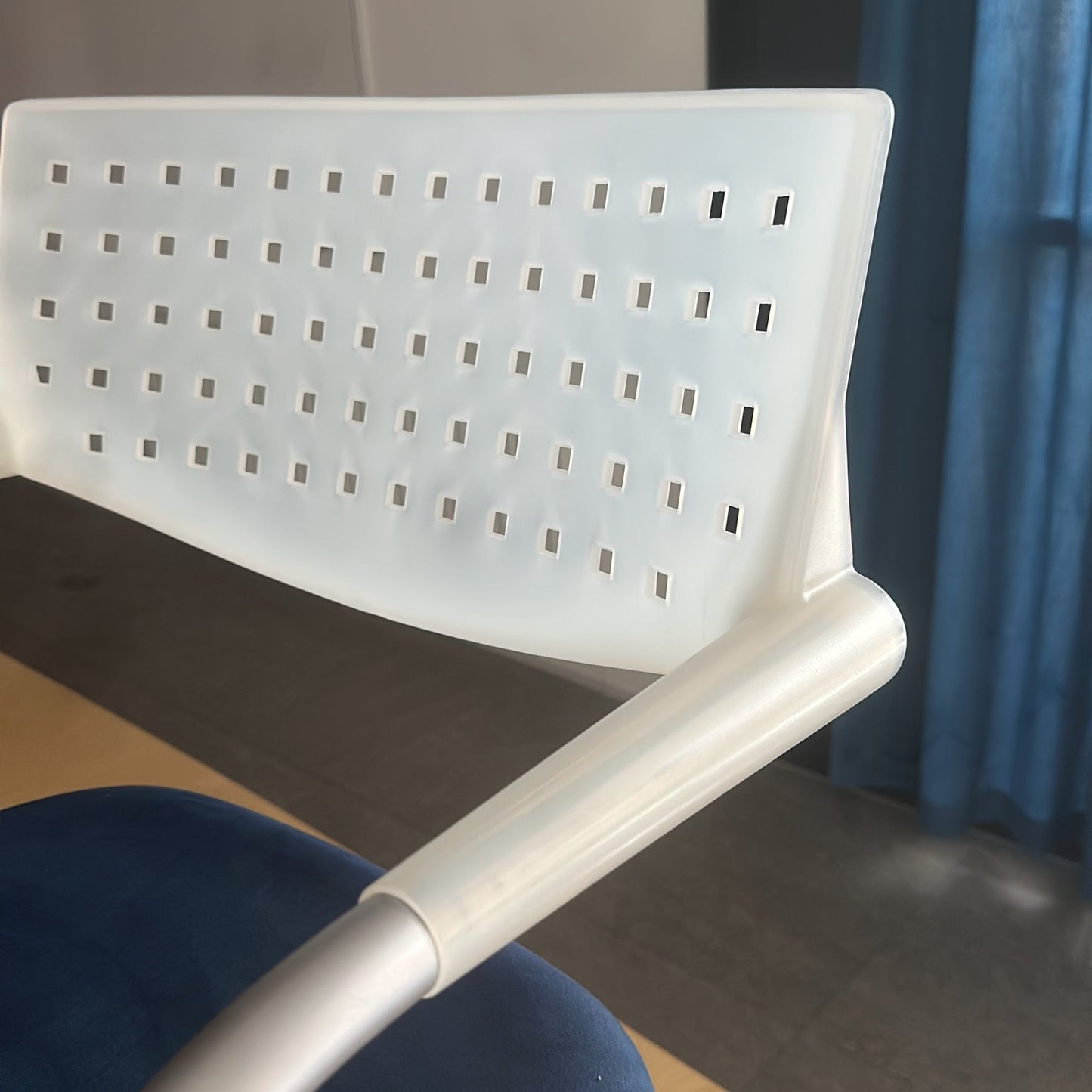 Visavis møtestol fra Vitra i blå